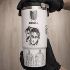Vaso Stanley grabado con temática de Ataque a los Titanes