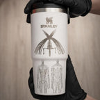 Vaso Stanley grabado con temática de Ataque a los Titanes