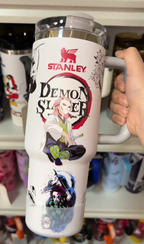 Vaso Stanley grabado con temática de Demon Slayer